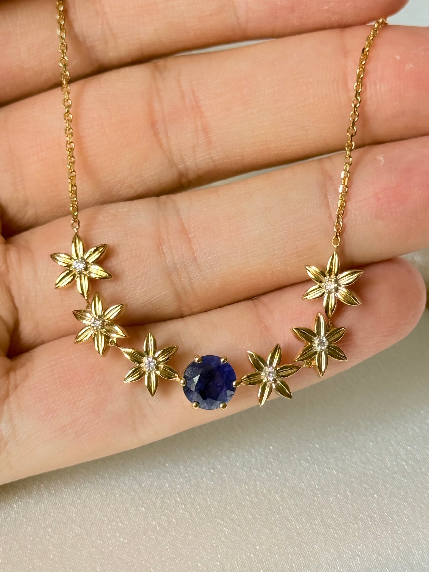STAR DESIGN WITH DIAMOND AND SAPPHIRE