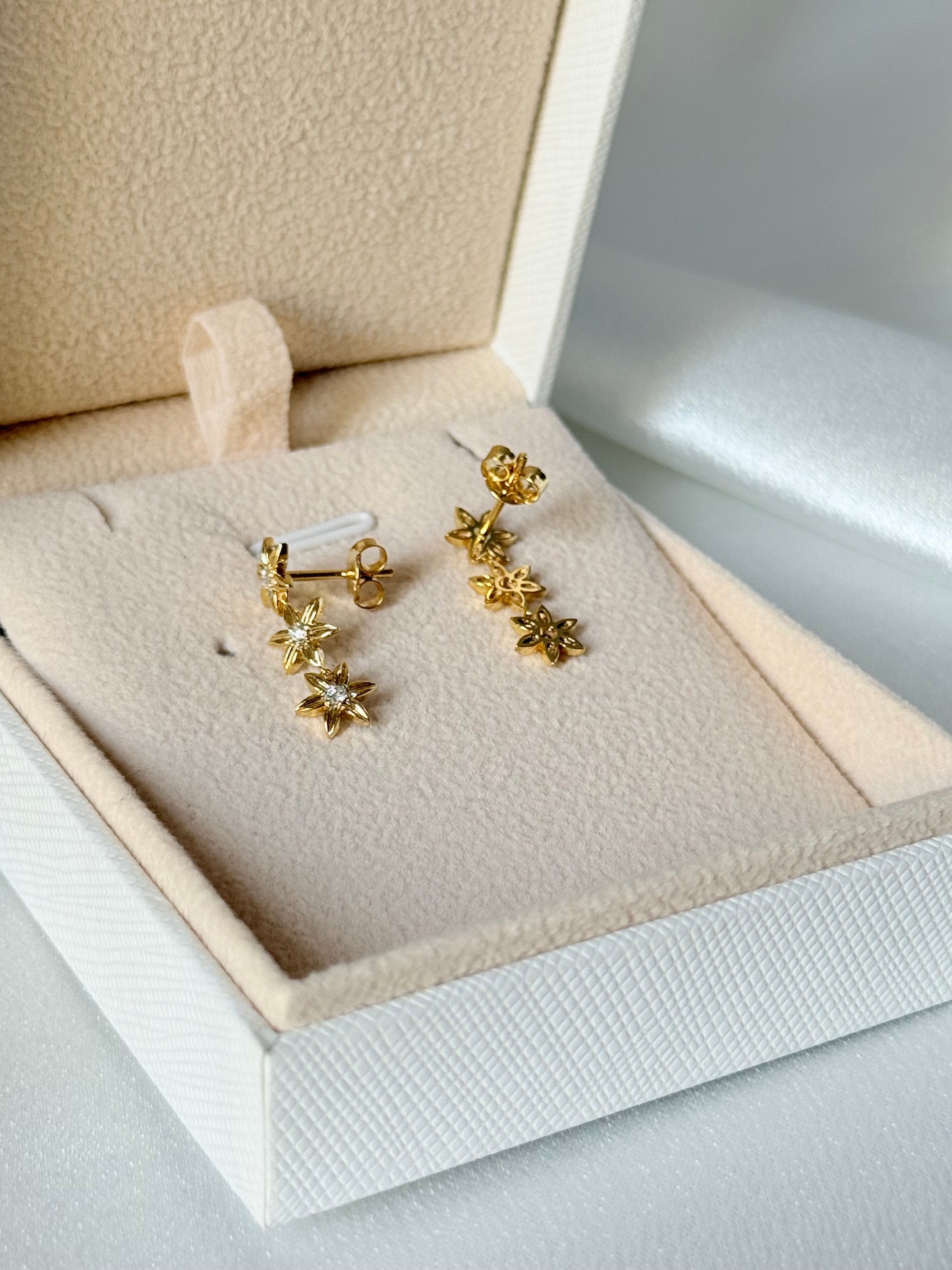 STAR DESIGN WITH DIAMOND AND SAPPHIRE