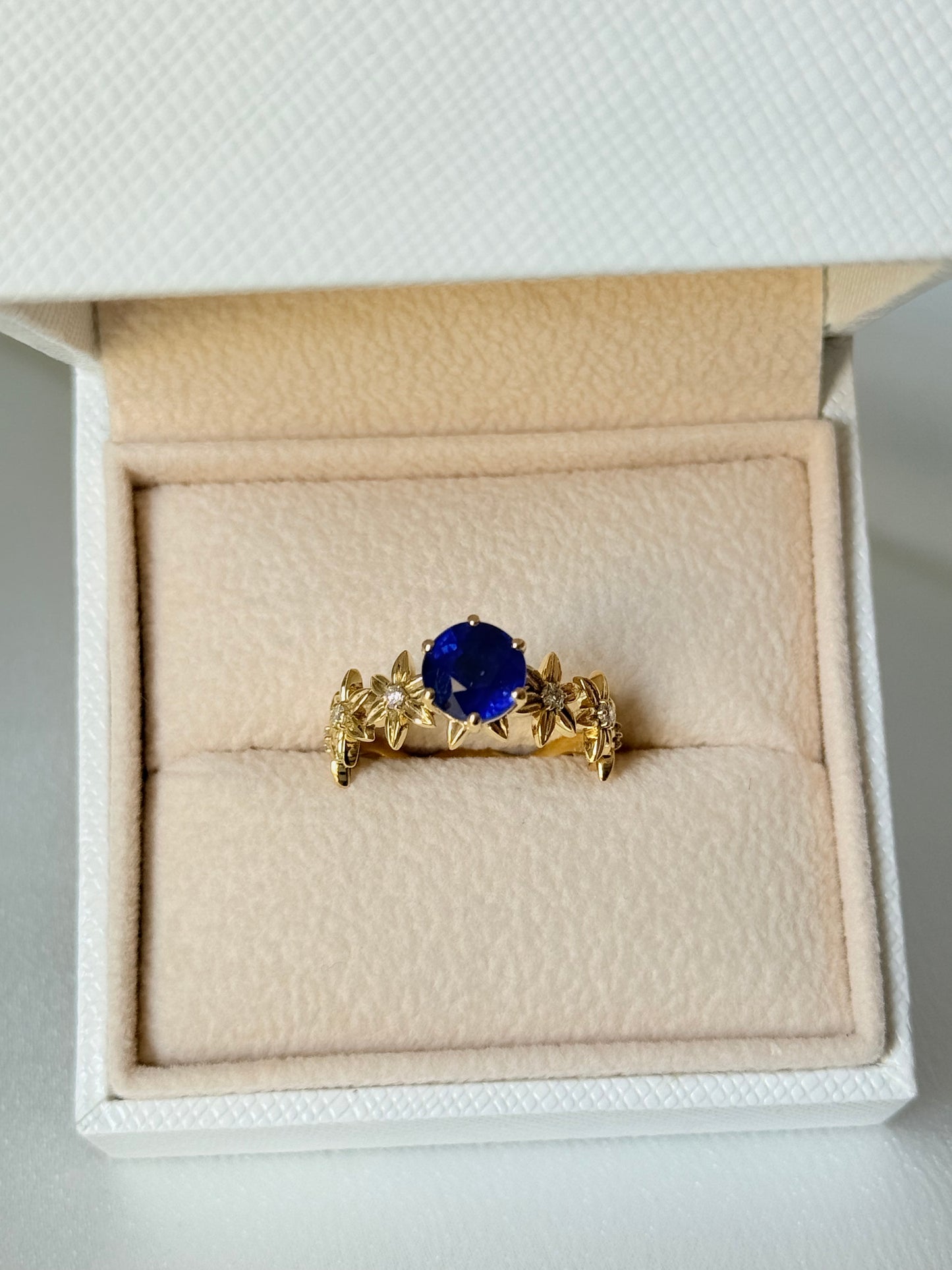 STAR DESIGN WITH DIAMOND AND SAPPHIRE