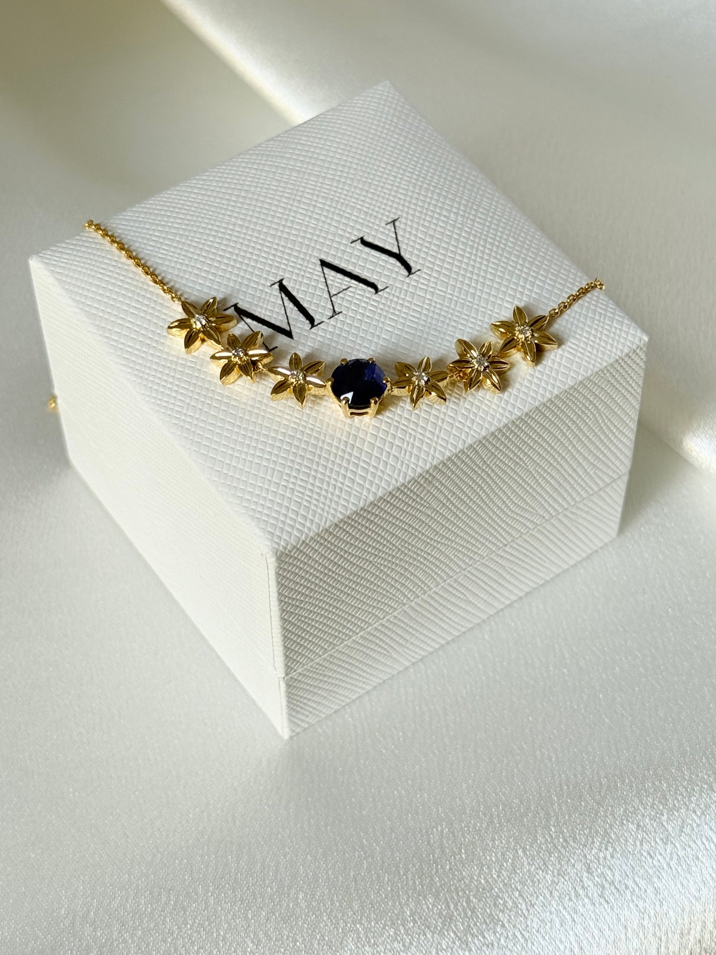 STAR DESIGN WITH DIAMOND AND SAPPHIRE