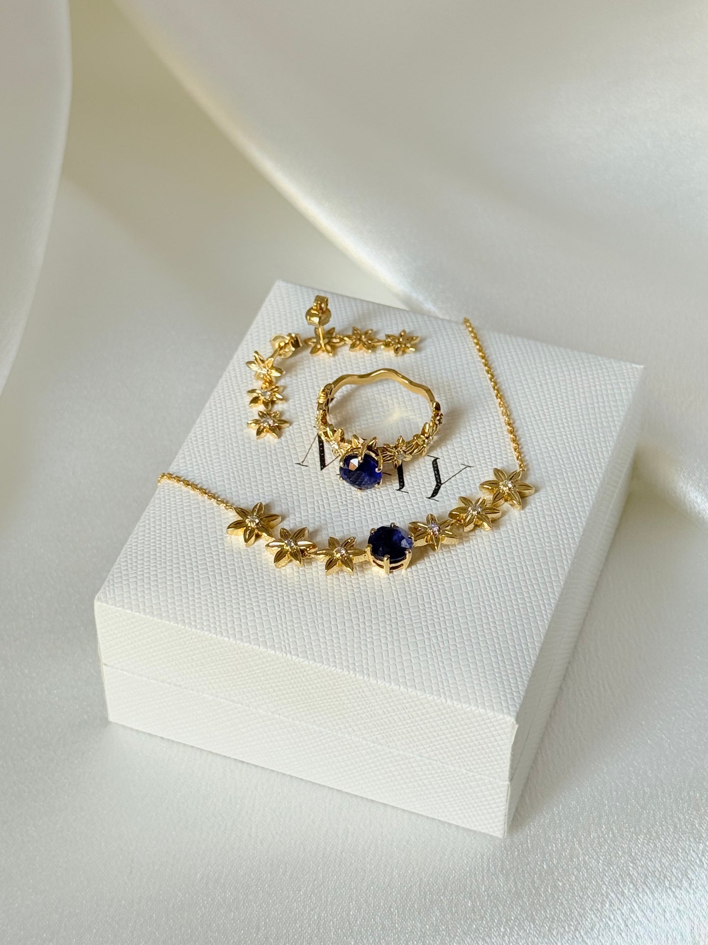 STAR DESIGN WITH DIAMOND AND SAPPHIRE