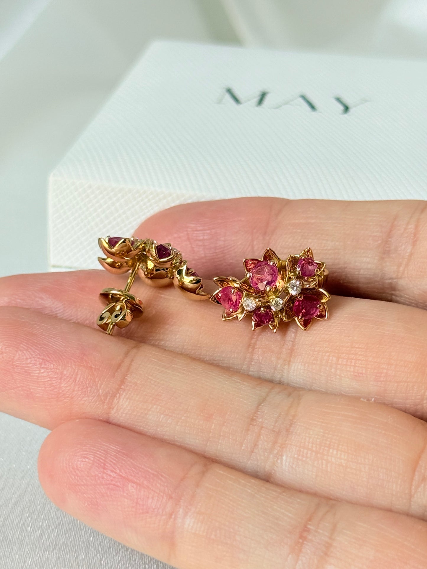 RED GRAPE CLUSTERS WITH DIAMOND