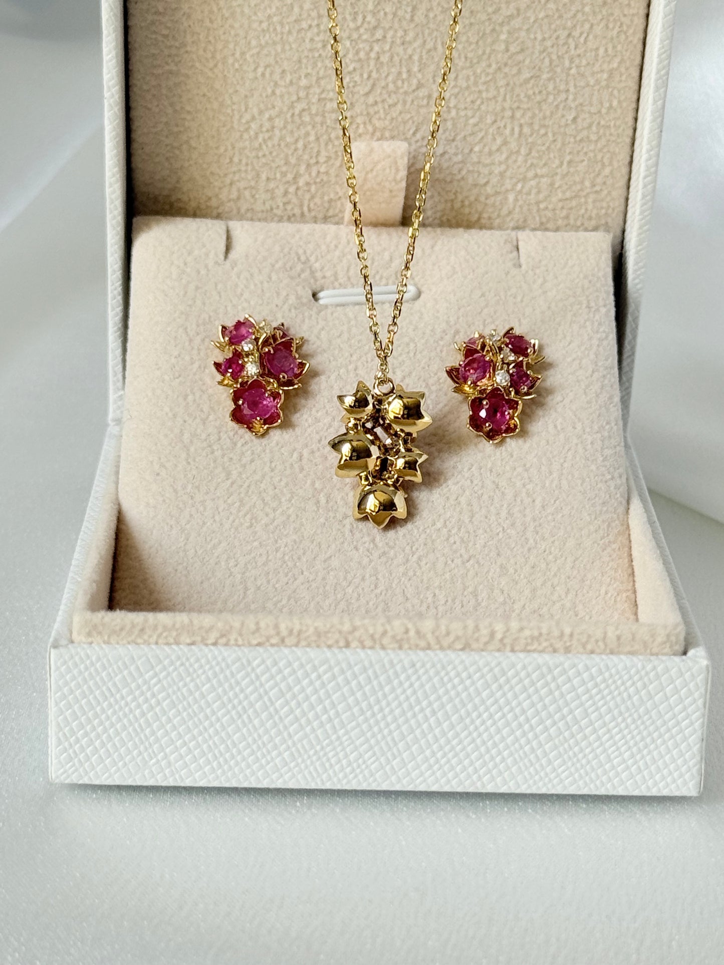 RED GRAPE CLUSTERS WITH DIAMOND