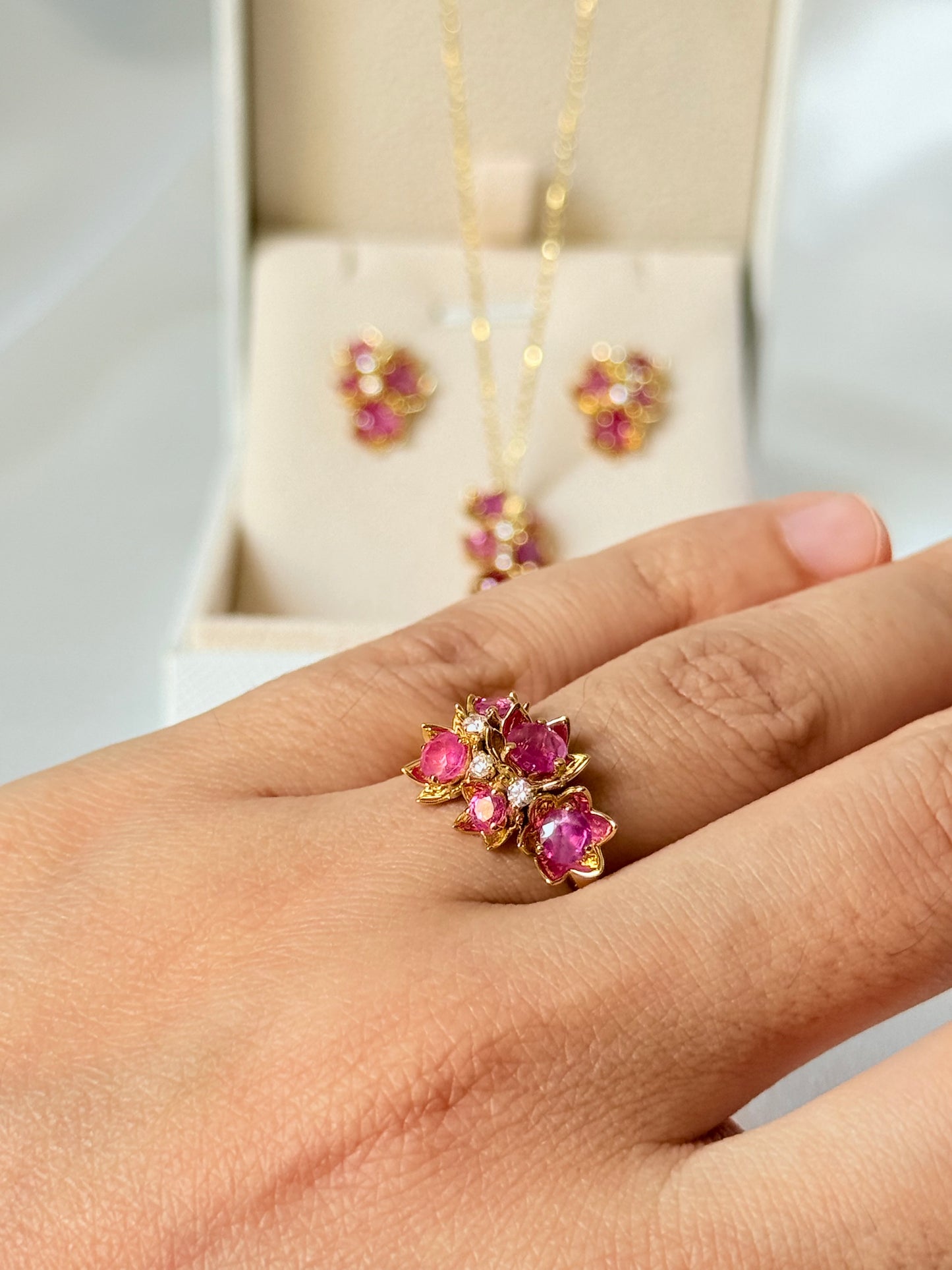 RED GRAPE CLUSTERS WITH DIAMOND