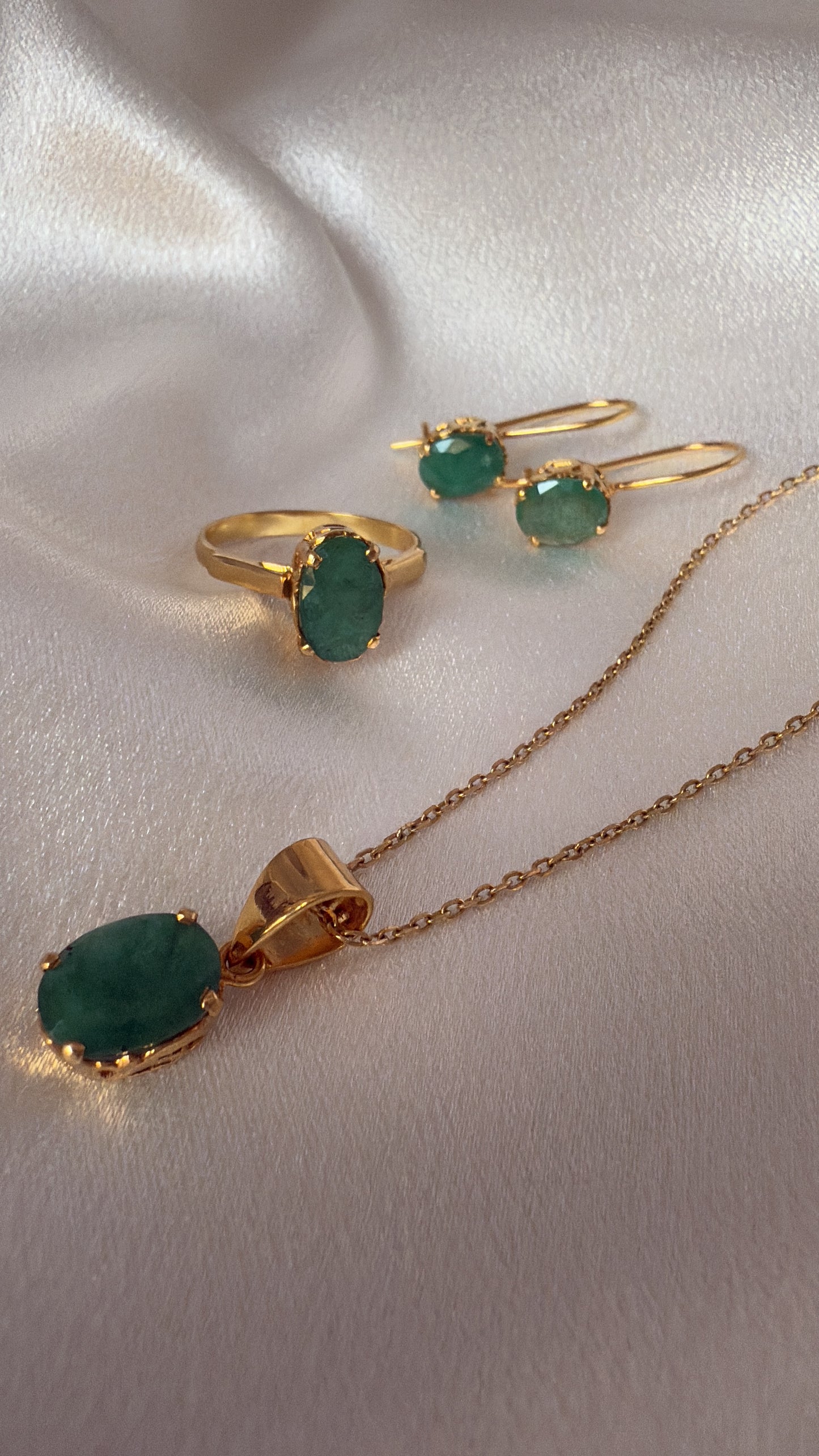 THE EXQUISITE EMERALD SET