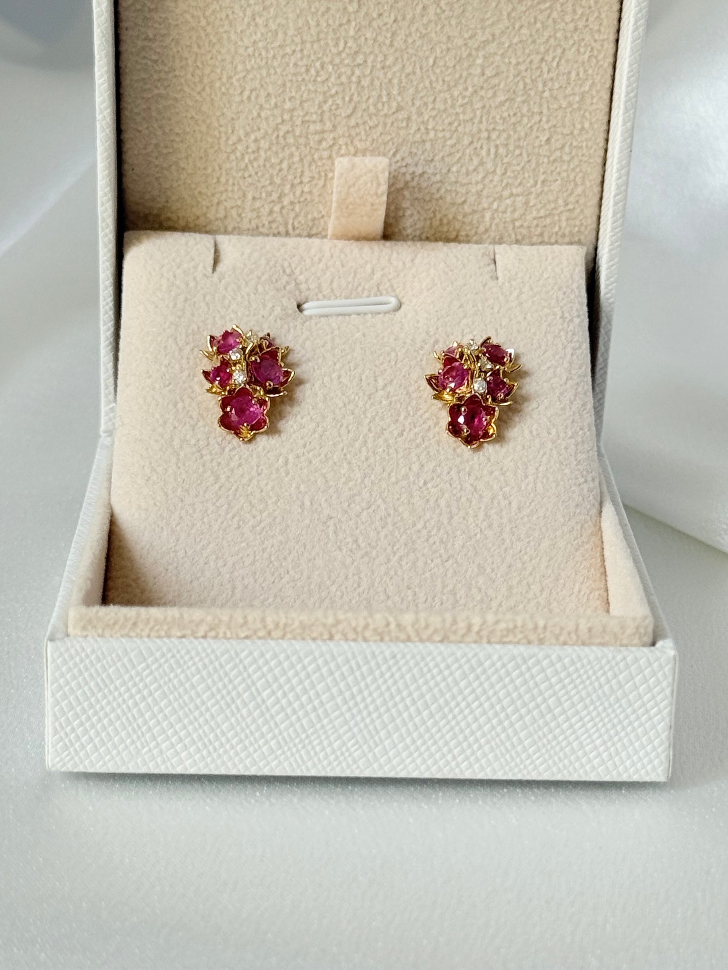 RED GRAPE CLUSTERS WITH DIAMOND