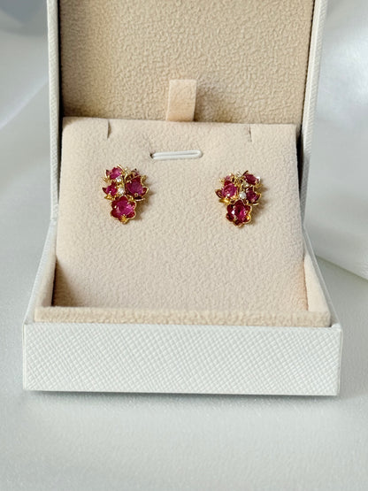 RED GRAPE CLUSTERS WITH DIAMOND