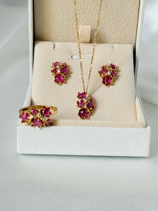 RED GRAPE CLUSTERS WITH DIAMOND