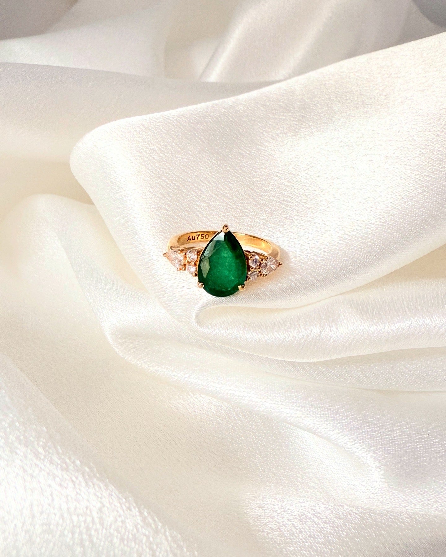 THE CROWN RING W/ DIAMOND & EMERALD